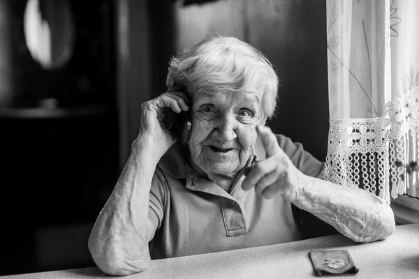 Ηλικιωμένη Γυναίκα Ρωσικής Μιλάμε Για Κινητό Τηλέφωνο — Φωτογραφία Αρχείου