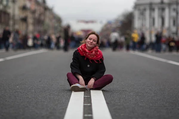 Dívka Sedí Silnici Uprostřed Ulice — Stock fotografie