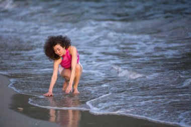 Genç güzel karışık ırk kadın deniz Plajı'nda sörf satırındaki.