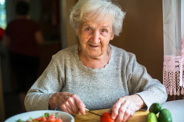 Starší Žena Příprava Zeleninu Salát — Stock fotografie
