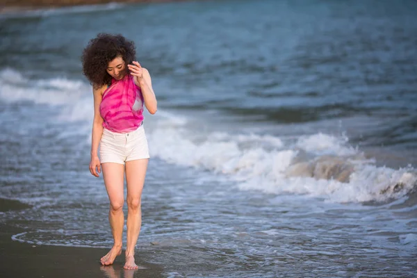海のビーチでサーフィン ラインの若い美しい混血女性 — ストック写真