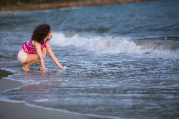 Giovane Bella Donna Razza Mista Sulla Linea Surf Sulla Spiaggia — Foto Stock
