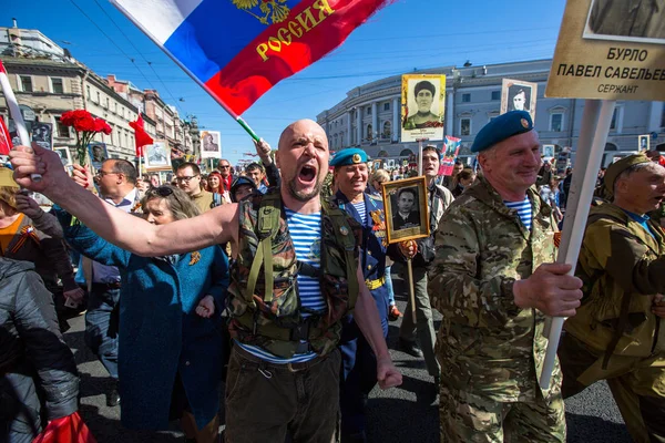 Petersburg Rússia Maio 2018 Pessoas Seguram Bandeiras Fotos Segunda Guerra — Fotografia de Stock