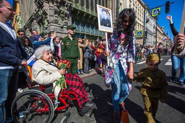 圣彼得堡 俄罗斯 2018年5月9日 在不朽的军团行军在胜利天庆祝 纪念胜利的第七十三周年纳粹德国在二次大战 — 图库照片