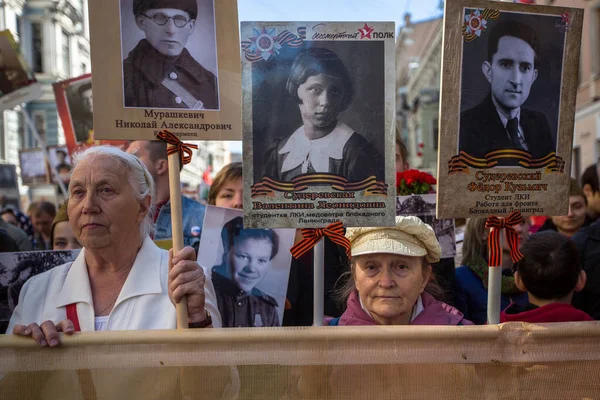 Petersburg Rusia Mayo 2018 Gente Sostiene Banderas Fotos Los Soldados —  Fotos de Stock