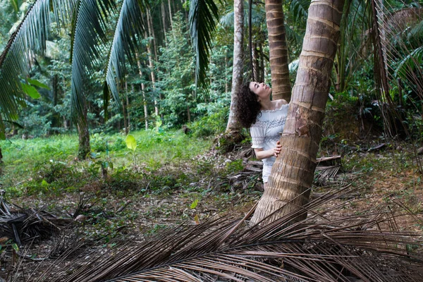 Mujer Bastante Joven Raza Mixta Bosque Tropical —  Fotos de Stock