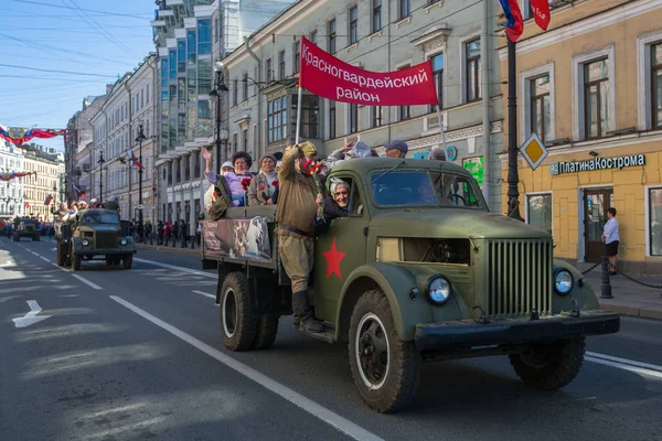 次世界大戦でナチス ドイツ上の勝利の第 記念日をマーキング 戦勝記念日のお祝いのサンクトペテルブルク ロシア連邦 2018 不滅の連隊の間に — ストック写真