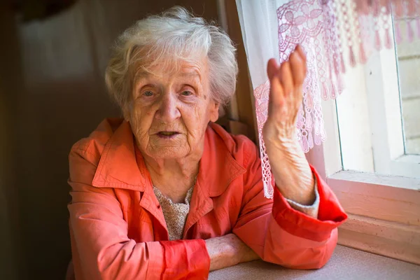 Ältere Frau Sagt Gestikulierend Mit Den Händen Tisch Haus Sitzend — Stockfoto