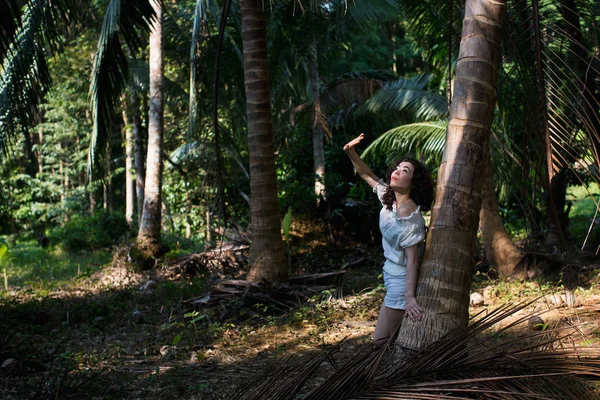 Jolie Jeune Femme Race Mixte Dans Forêt Tropicale — Photo