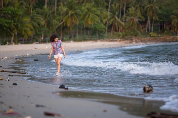 Ung Kvinna Blandad Ras Går Längs Förorenad Tropisk Strand Miljöproblemet — Stockfoto