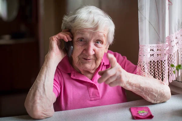 Elderly Woman Talks Mobile Phone — Stock Photo, Image