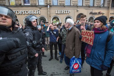 St. Petersburg, Rusya Federasyonu - 5 Mayıs 2018: polis memuru isyan dişli bir muhalefet protesto mitingi öncesinde devlet başkanı Vladimir Putin'ın açılış töreni sırasında bir Nevsky prospect engellemek.