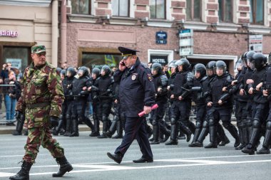 St. Petersburg, Rusya Federasyonu - 5 Mayıs 2018: polis memuru isyan dişli bir muhalefet protesto mitingi öncesinde devlet başkanı Vladimir Putin'ın açılış töreni sırasında bir Nevsky prospect engellemek.