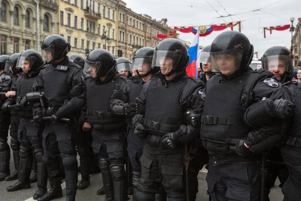 Petersburg Rusia Mayo 2018 Oficiales Policía Equipo Antidisturbios Bloquean Una —  Fotos de Stock