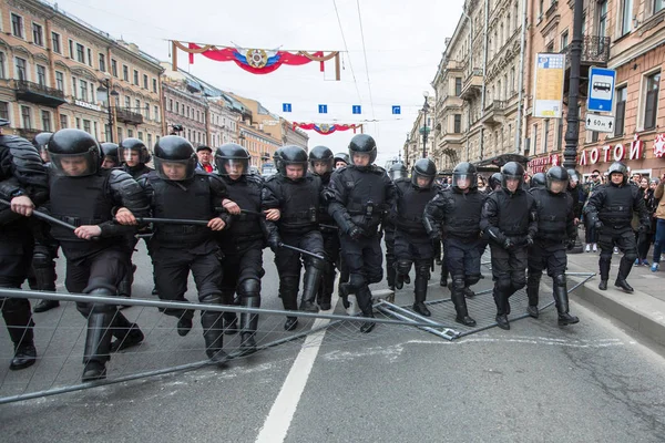 Petersburg Rusia Mayo 2018 Oficiales Policía Equipo Antidisturbios Bloquean Una —  Fotos de Stock