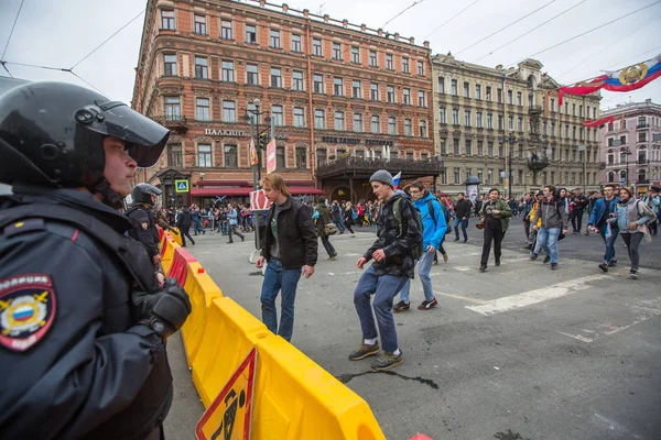 Petersburg Rusia Mayo 2018 Oficiales Policía Equipo Antidisturbios Bloquean Una —  Fotos de Stock