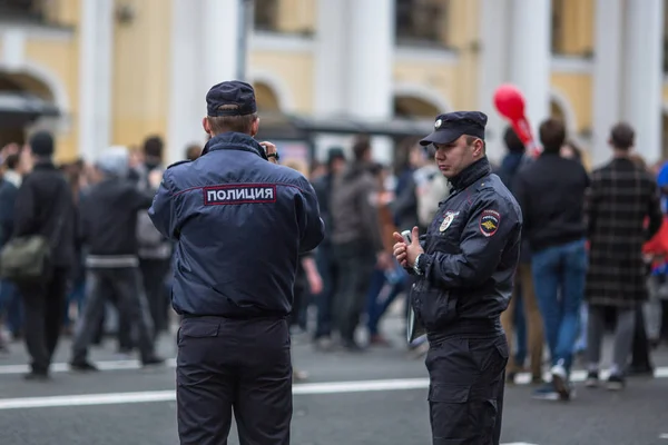 Санкт Петербург Россия Мая 2018 Года Офицеры Полиции Спецодежде Блокируют — стоковое фото