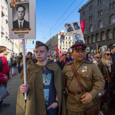 St. Petersburg, Rusya - 9 Mayıs 2018: Sırasında ölümsüz alayın Mart ayında Dünya Savaşı Nazi Almanya'sı üzerinde zafer 73 yıldönümü işaretleme Zafer Bayramı kutlamaları.