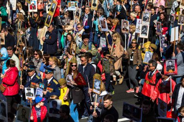 St. Petersburg, Rusya Federasyonu - 9 Mayıs 2018: insanlar onlar ölümsüz alayın Mart ayında Zafer Bayramı kutlamaları sırasında katılmak gibi tutun bayrakları ve Dünya Savaşı iki asker resimleri.