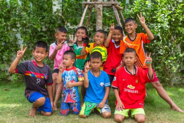 Koh Chang, Tayland - Mar 3, 2018: Köyü Klong şarkı bölgesinde yerel bilinmeyen çocuklar. Ko Chang 5,356 nüfusu ile 8 köyleri oluşan Adası.