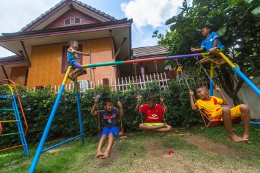 Koh Chang, Tayland - Mar 3, 2018: Köyü Klong şarkı bölgesinde yerel bilinmeyen çocuklar. Ko Chang 5,356 nüfusu ile 8 köyleri oluşan Adası.