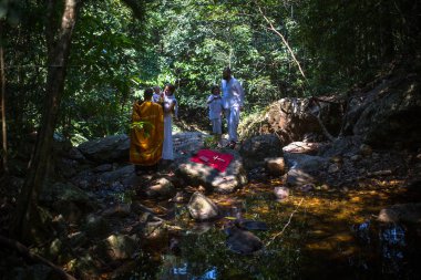 Koh Chang, Tayland - 10 Mar 2018: sırasında mezhepler vaftiz (suya daldırma) - ilk ve en önemli Hıristiyan ayini. Şu anda Ortodoks nüfus Tayland %0,002 tarafından uygulanmaktadır.