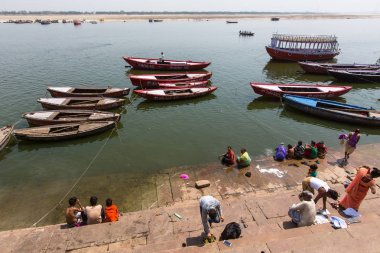Varanasi, Hindistan - 14 Mar 2018: Nehri'nin kıyısında kutsal Ganga. Varanasi Hindistan, Hinduizm 7 kutsal kentleri, Budistler ve Jains için kutsal bir şehri en önemli hac siteleri olduğunu.