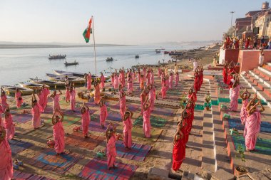 Varanasi, Hindistan - 18 Mar 2018: Genç hindu Rahipler şafak Ganj kıyısında karşılamak için bir tören yapmak ve Hint ve bayrağını yükseltmek. Varanasi Hinduizm 7 kutsal şehirlerden biri. 