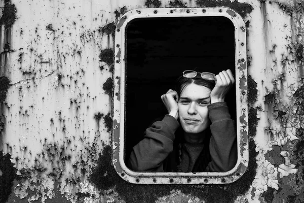 Retrato Jovem Sexo Feminino Abandonado Industrial — Fotografia de Stock