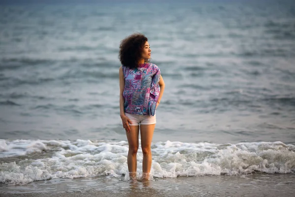 海のビーチで若い混血女性 — ストック写真