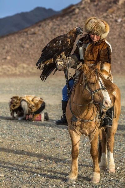 Sagsay Mongolia Września 2017 Berkutchi Eagle Hunter Golden Eagle Podczas — Zdjęcie stockowe