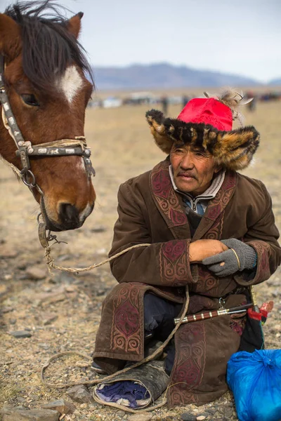 Olgiy Mongolsko Září 2017 Eagle Hunter Tradiční Oblečení Golden Eagle — Stock fotografie
