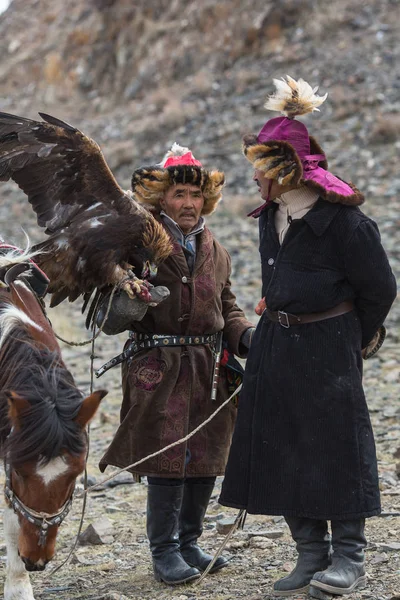 Olgiy Mongolia Września 2017 Eagle Hunter Tradycyjne Stroje Złotym Orłem — Zdjęcie stockowe