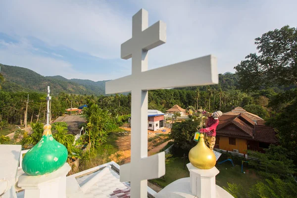 Koh Chang Thailand Feb 2018 Orthodox Priest Refreshes Crosses Domes — Stock Photo, Image