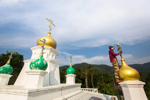 Koh Chang Tajlandia Lutego 2018 Kapłan Prawosławny Odświeża Krzyże Kopuły — Zdjęcie stockowe