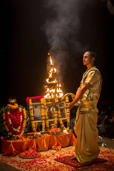 印度瓦拉纳西 2018年3月15日 一群祭司在 Dashashwamedh 卡德上表演烈火 Pooja 崇拜火 位于恒河上的瓦拉纳西主要和最古老的卡德 — 图库照片