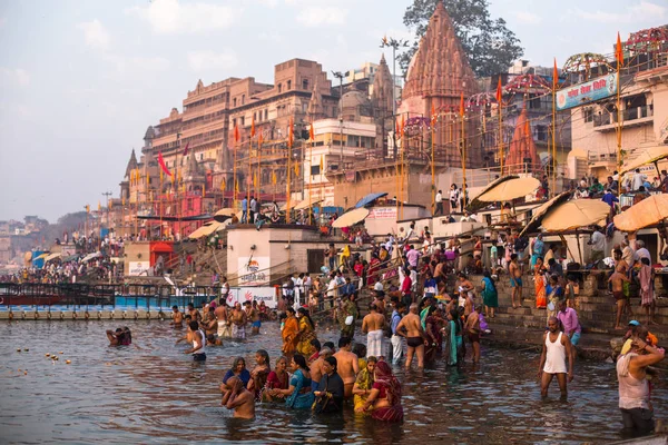 Varanasi Hindistan Mar 2018 Hacılar Sabahın Erken Saatlerinde Kutsal Ganj — Stok fotoğraf