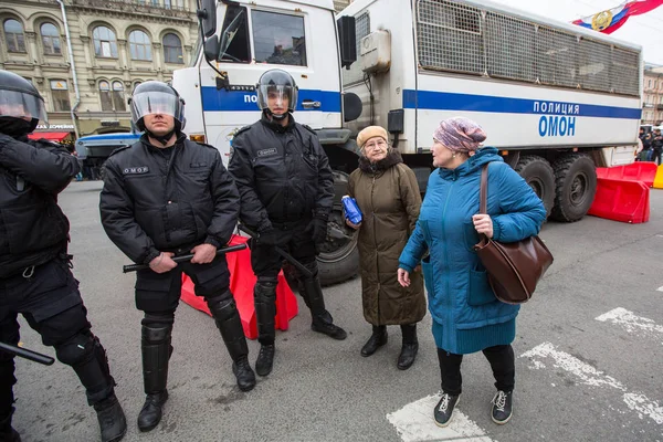 Petersburg Rusia Mayo 2018 Oficiales Policía Equipo Antidisturbios Bloquean Una —  Fotos de Stock