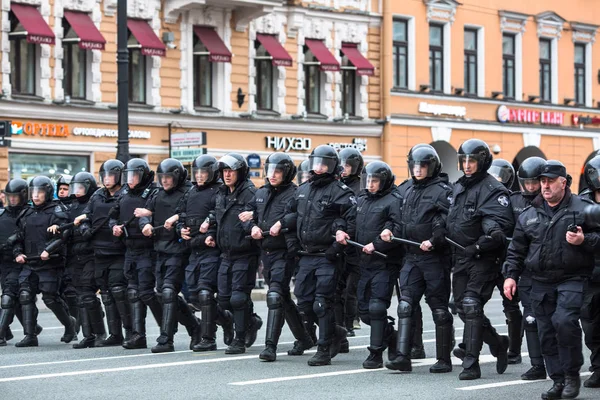 暴動鎮圧用装備の警察役員がプーチン大統領就任式前の反対抗議集会中にネフスキー プロスペクトをブロックするサンクトペテルブルク ロシア連邦 2018 — ストック写真