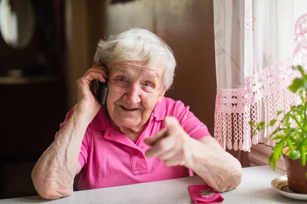Пожилая Женщина Говорит Мобильному Телефону Жестикулирует — стоковое фото