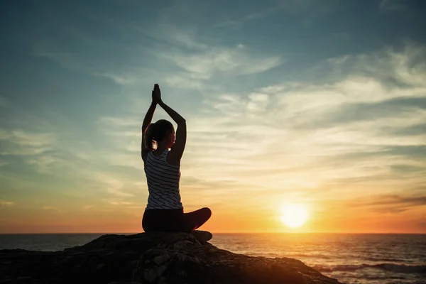 Kvinnlig Yoga Silhuett Havet Stranden Vid Fantastisk Solnedgång — Stockfoto