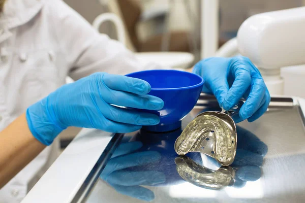 Dłonie Dentysty Trzymające Wyjmowane Ortodontyczne Osiowanie Zębów Urządzenie Treningu Korekcyjnego — Zdjęcie stockowe