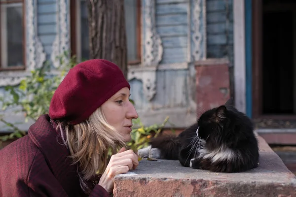 Blondine Vrouw Speelt Met Een Kat Veranda Van Een Landhuis — Stockfoto