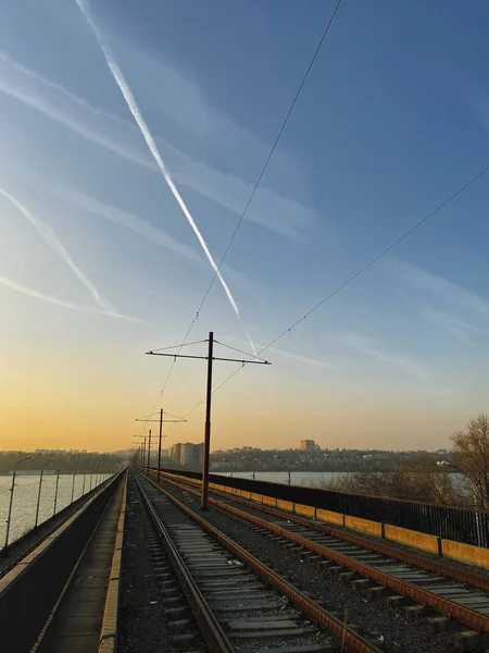 夕暮れ時に川を渡る鉄道橋 — ストック写真