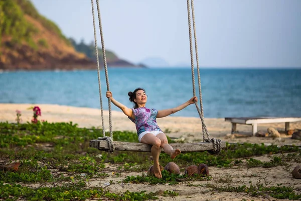 年轻的亚洲女人在热带海滩上荡秋千 — 图库照片