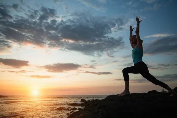 Kobieta Fitness Ćwiczy Jogę Wybrzeżu Oceanu Podczas Zachodu Słońca — Zdjęcie stockowe