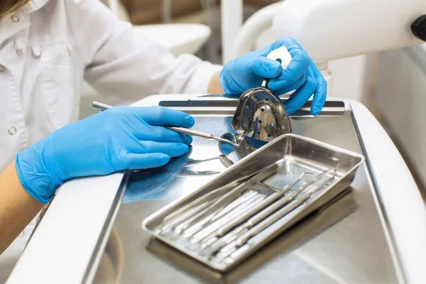 Mãos Dentista Segurando Detalhes Ferramentas Odontológicas Clínica Odontológica Equipamento Laboratório — Fotografia de Stock