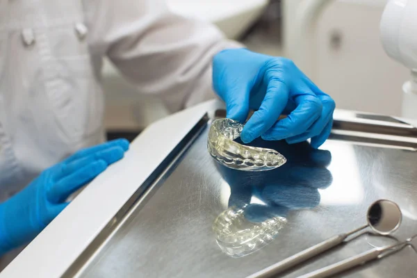 Dłonie Dentysty Trzymające Wyjmowane Ortodontyczne Osiowanie Zębów Klinice Stomatologicznej — Zdjęcie stockowe