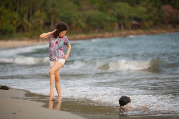 混血儿的年轻女子站在海浪上 在海边的冲浪线上 — 图库照片