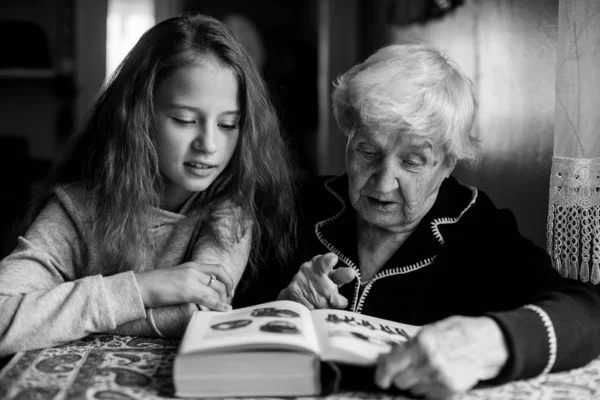 Abuela Con Una Niña Leyendo Libro Foto Blanco Negro —  Fotos de Stock